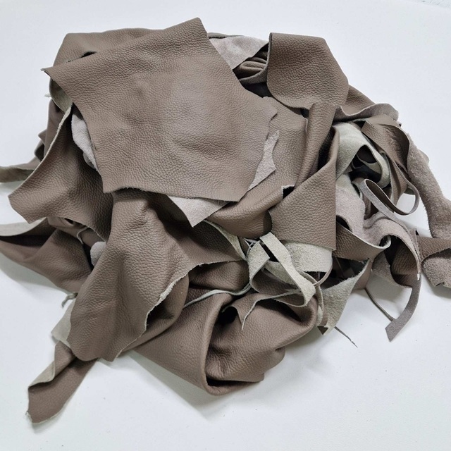 Ostanki naravnega usnja RJAVA paket 1 kg