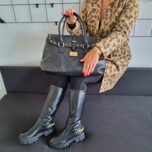 Črni škornji z debelejšim podplatom in dekorativno verigo: 36, 37, 38