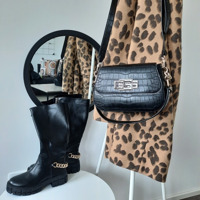 Črni škornji z debelejšim podplatom in dekorativno verigo: 36, 37, 38