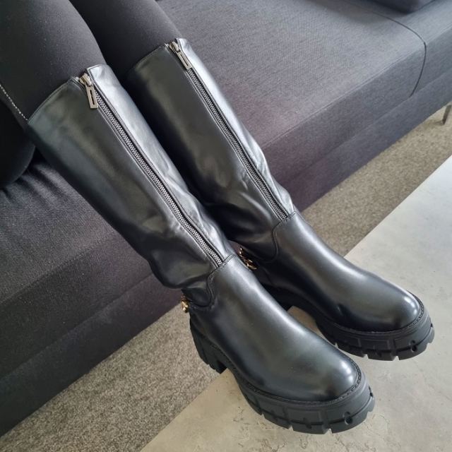 Črni škornji z debelejšim podplatom in dekorativno verigo: 36, 37, 38