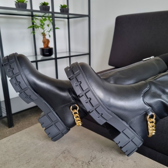 Črni škornji z debelejšim podplatom in dekorativno verigo: 36, 37, 38