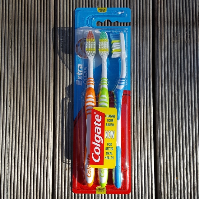 Darila za vso družino: Colgate 18 ščetk Medium