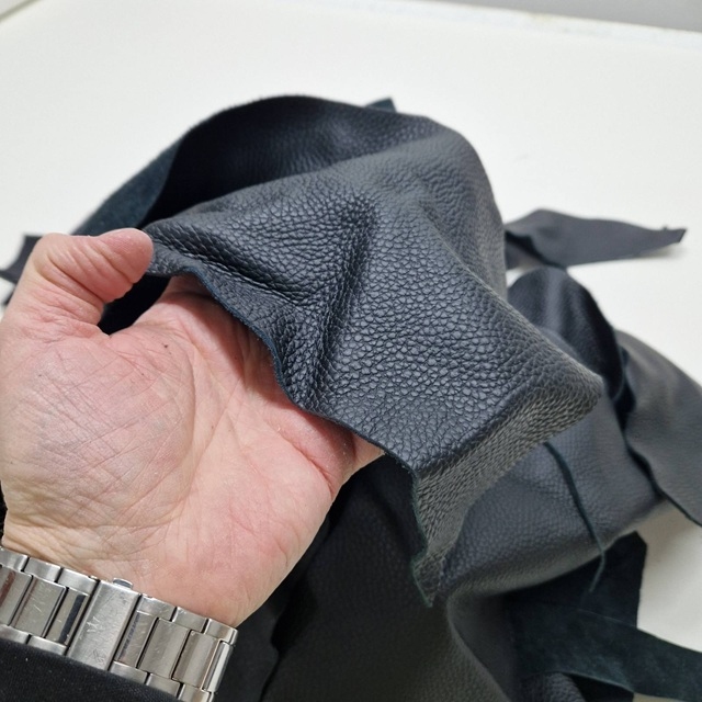 Ostanki naravnega usnja ČRNA paket 1 kg