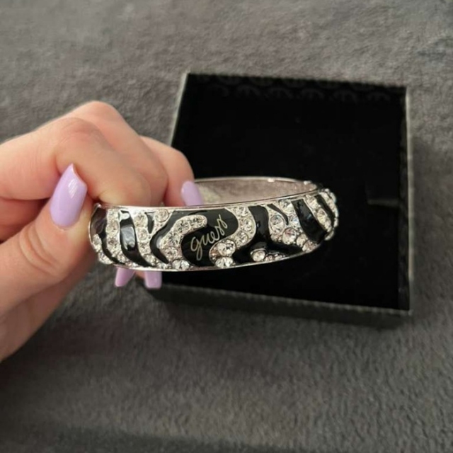 Ženska darila: zapestnica + verižica Guess