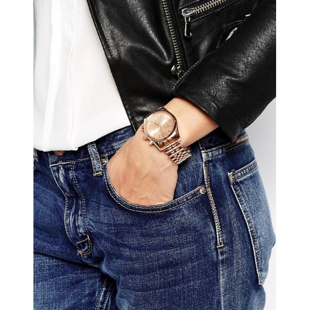 Michael Kors MK5569 – elegantna ženska ura, rožnato zlata, prikazana na zapestju