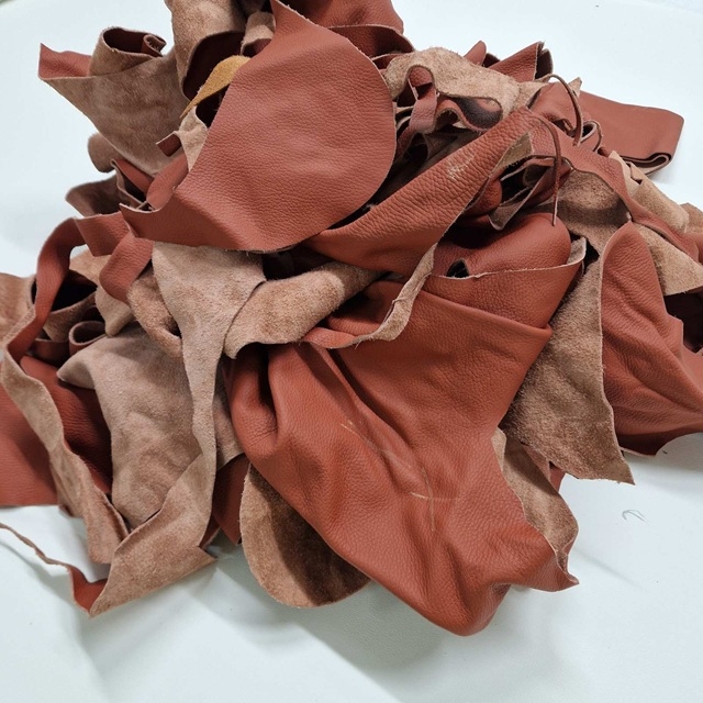 Ostanki naravnega usnja RJAVI ODTENKI izbirna teža