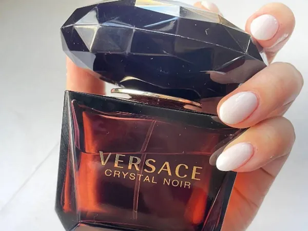 Zakaj je Crystal Noir od Versace tako priljubljen parfum?