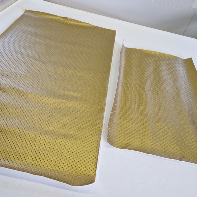 Umetno usnje v ZLATI, kosa v velikosti 110x66 + 75x48cm