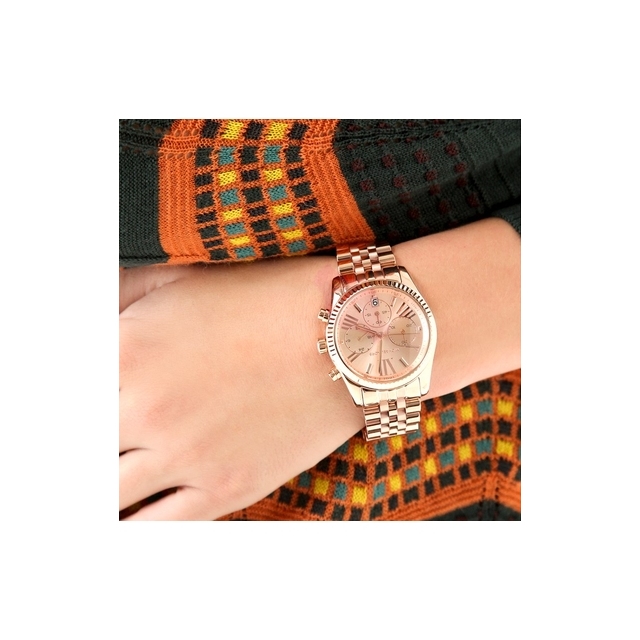 Michael Kors MK5569 – elegantna ženska ura, rožnato zlata, prikazana od blizu na zapestju