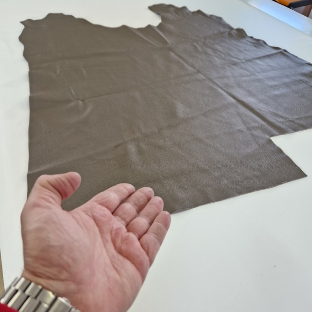 Naravno usnje koža dimenzije 70x80cm, sivo-rjava